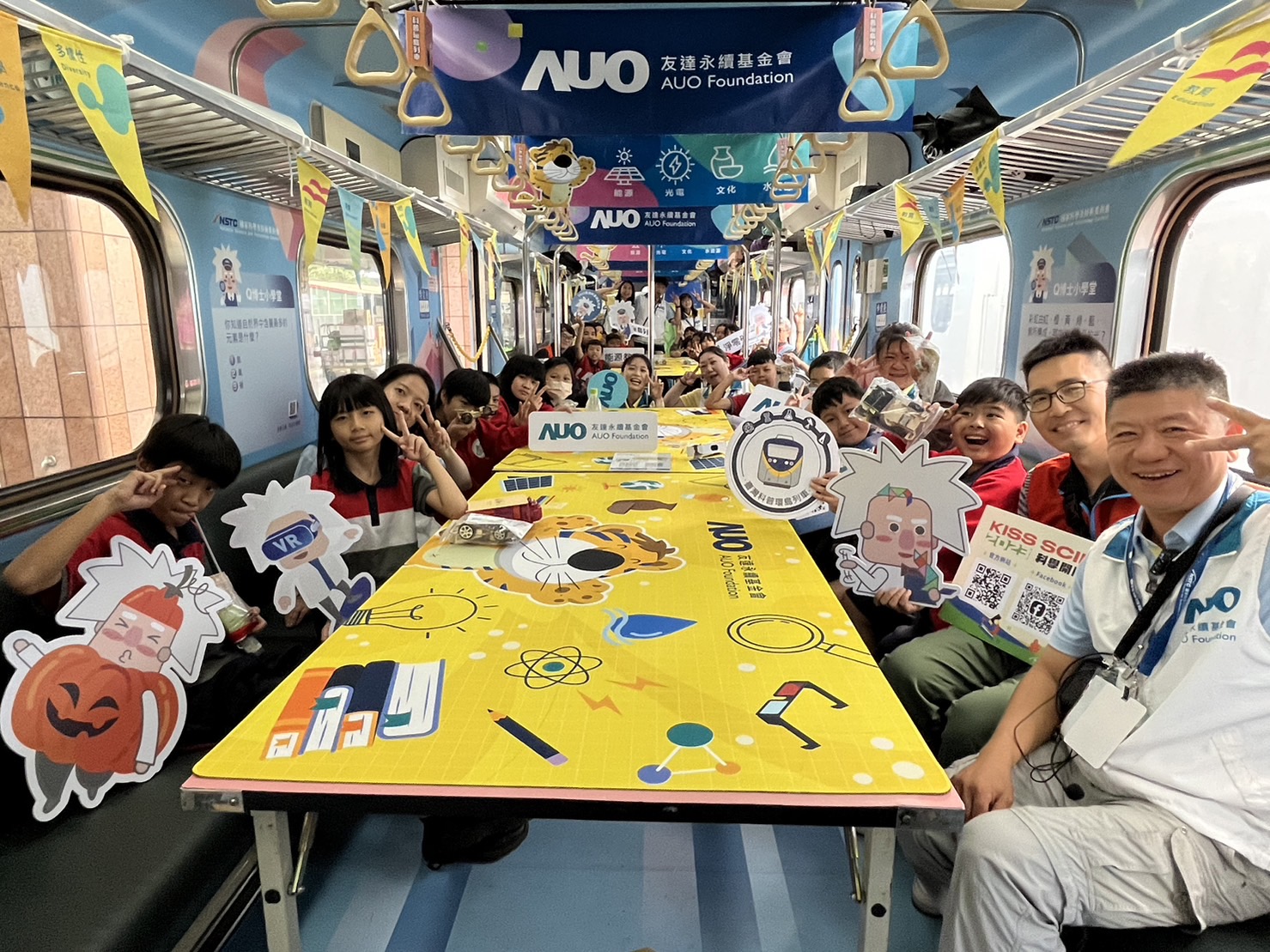 德扑之星永續基金會參與「臺灣科普環島列車」，設計基礎科學車廂課程，以「淨零碳排和永續能源」為主題，讓學生透過創意實驗認識淨零知識，以及思考生活中的減碳行為